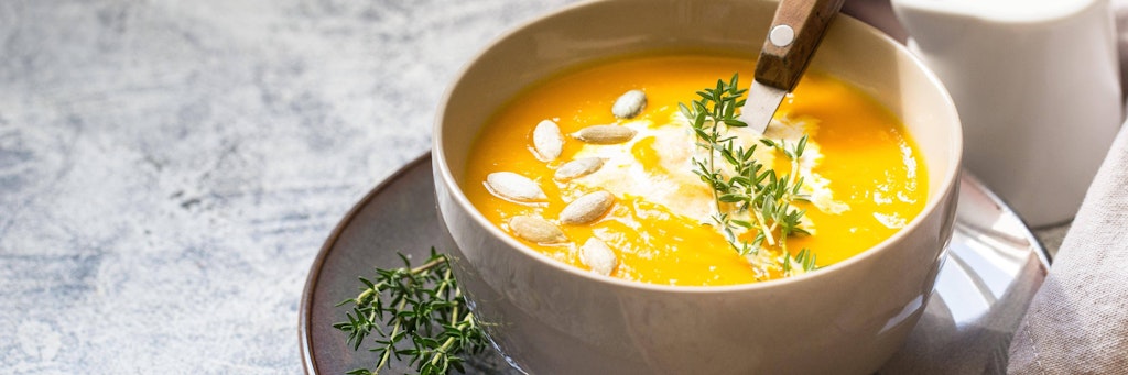 Kürbissuppe ist der Klassiker unter den Kürbisgerichten. Lecker garniert mit Kürbiskernen, einem Klecks Crème fraîche und Kräutern.