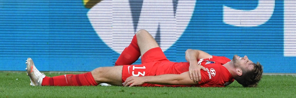 Herthas Lukas Klünter liegt mit schmerzverzerrtem Gesicht am Boden, hält sich den linken Arm. 