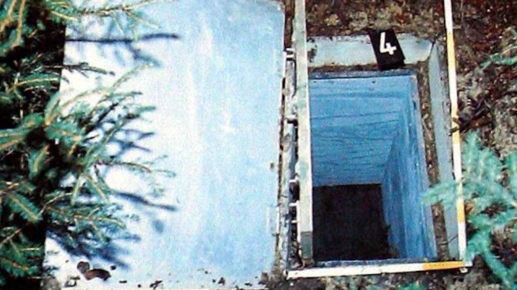 Die Reproduktion zeigt die Kiste, in der 1981 das zehnjährige Entführungsopfer Ursula Herrmann aus Eching am Ammersee (Oberbayern) erstickte, fotografiert bei einer Pressekonferenz im Jahr 2008 in Augsburg.