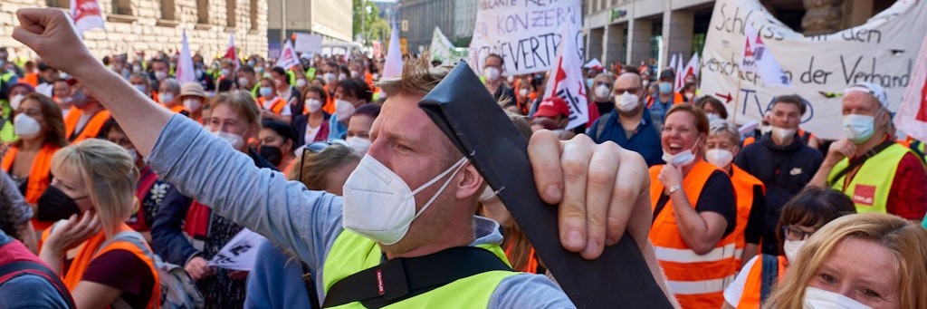 Krankenhauspersonal auf der Straße: Sie demonstrieren für bessere Bezahlung und faire Arbeitsbedingungen.