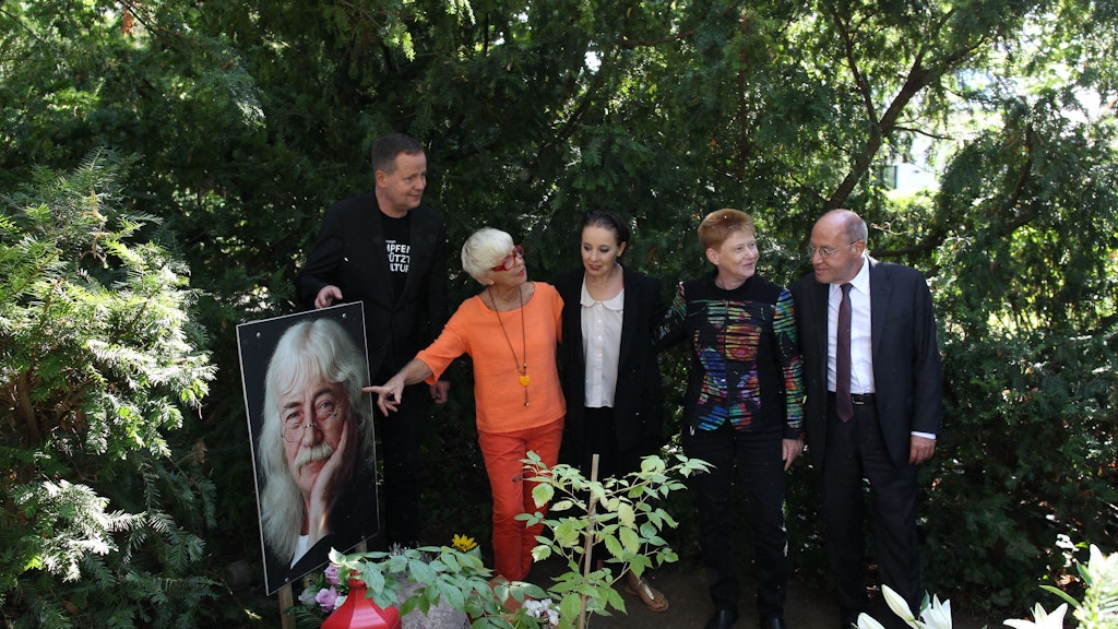 Klaus Lederer, Witwe Monika Ehrhardt-Lakomy, Tochter Klara Johanna und die Linke-Politiker Petra Pau und Gregor Gysi.