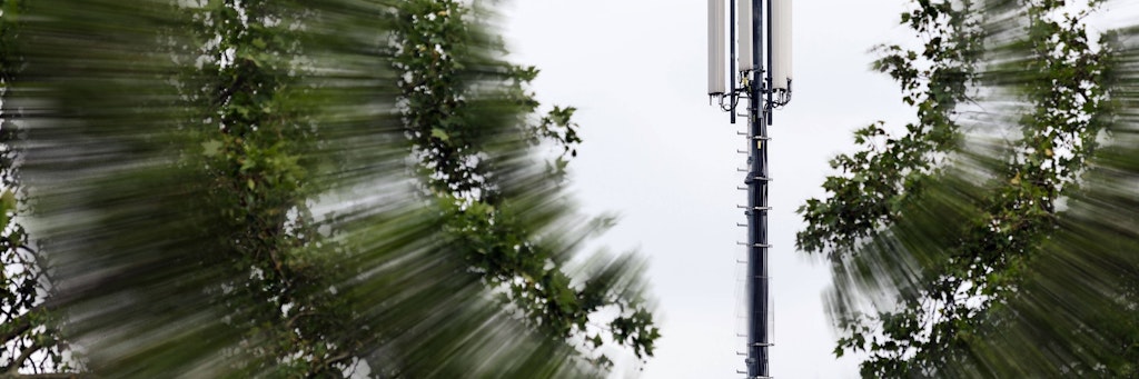 Mobilfunkantenne auf einem Hausdach