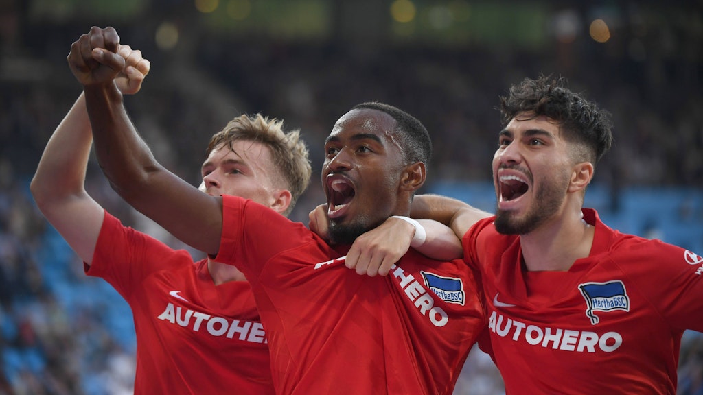 So gut kann sich Hertha BSC anfühlen: Suat Serdar (r.) jubelt mit Myziane Maolida (M.) und Maxi Mittelstädt in Bochum. 