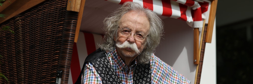 Jean Pütz, Wissenschaftsjournalist und Fernsehmoderator, sitzt in einem Strandkorb in seinem Garten in Heiligenhaus (NRW).