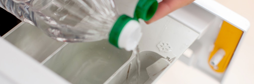 Essig gilt als umweltfreundliche Alternative zum Weichspüler für die Waschmaschine. Doch ist die Zugabe wirklich ratsam?