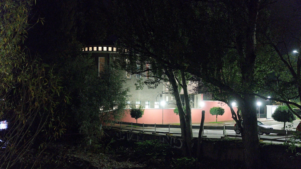 Die Umgebung der Synagoge in Hagen wird am Mittwochabend von der Polizei gesichert. Es gibt Hinweise auf eine mögliche Gefährdungslage.