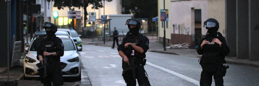 Polizisten sperren eine Straßen im nordrhein-westfälischen Hagen. Die Polizei geht Hinweisen auf eine mögliche Gefährdungslage an einer Synagoge nach. 