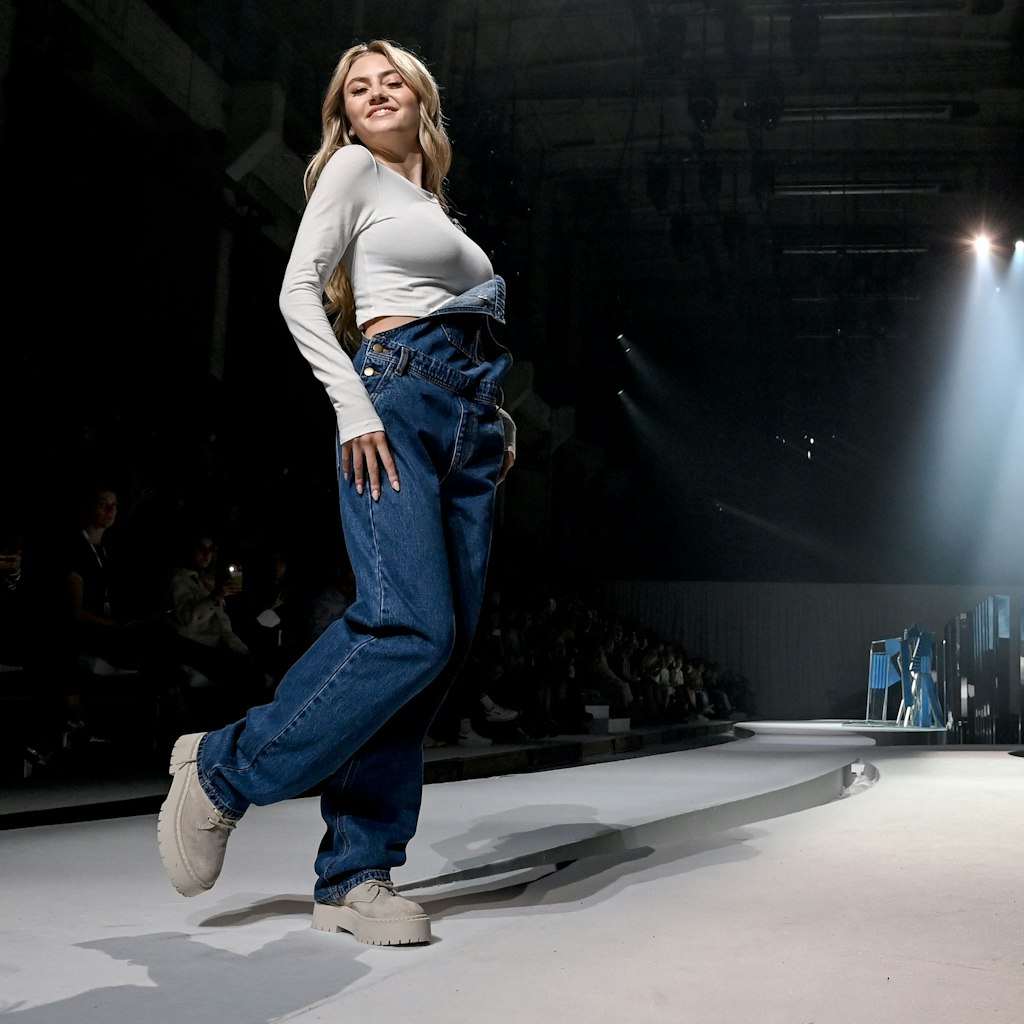 Leni Klum läuft als Model in ihrer Show „Leni Klum x About You“ bei der Fashion Week in Berlin.