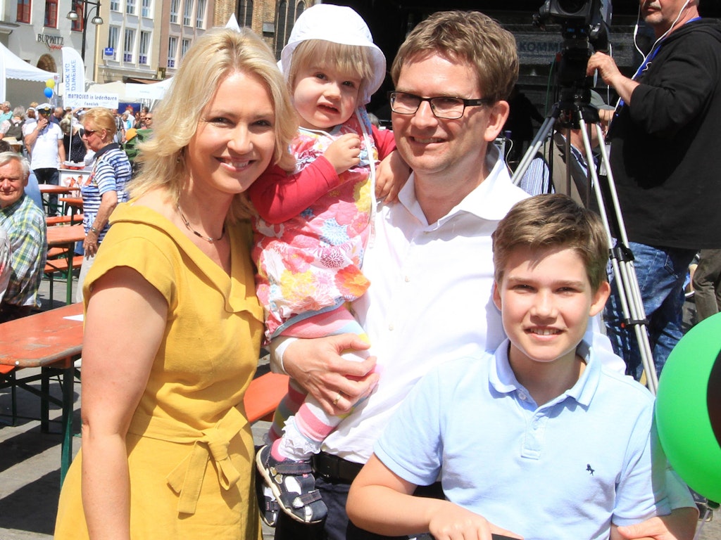 Manuela Schwesig mit ihrem Mann Stefan sowie ihrem Sohn Julian und ihrer Tochter Julia.