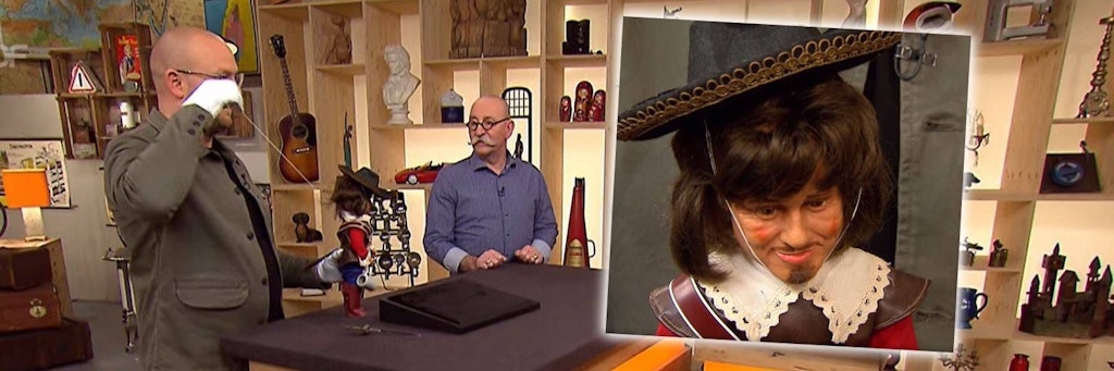 Horst Lichter und Sven Deutschmanek schauen sich bei „Bares für Rares“ die Puppe an.