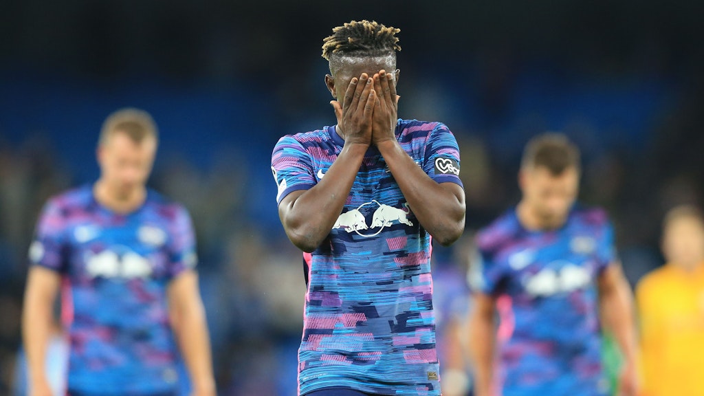 RB-Profi Amadou Haidara verlässt nach der 3:6-Klatsche bei Manchester City enttäuscht das Spielfeld.