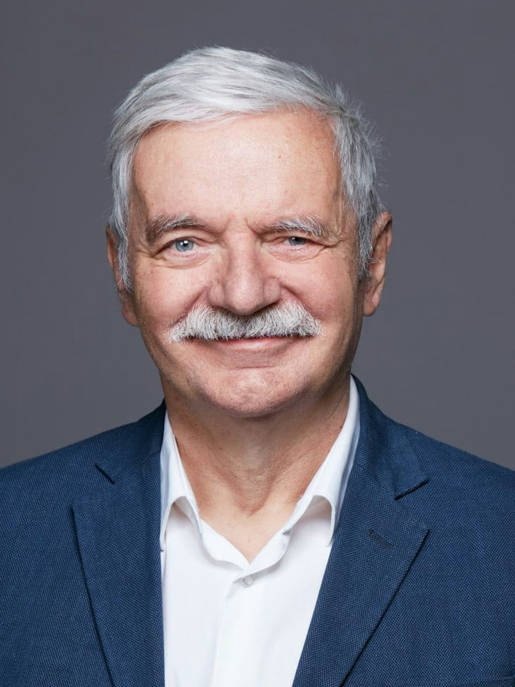 Udo Baer lebt in Berlin und hat drei Kinder.
