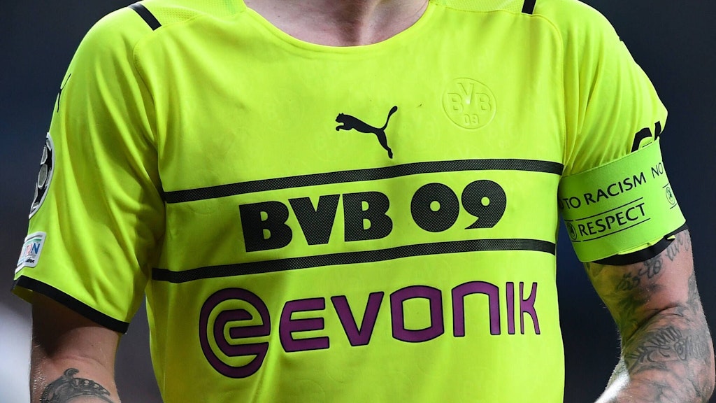 Grund der Fan-Wut: Das Klub-Logo des BVB ist auf dem neuen Trikot kaum zu erkennen. 