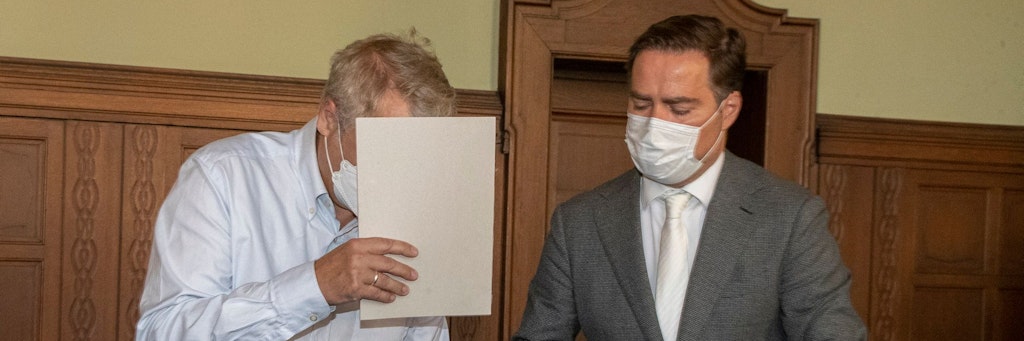 Der Apotheker Ulrich C. (59, li.) mit seinem Anwalt vor Gericht.