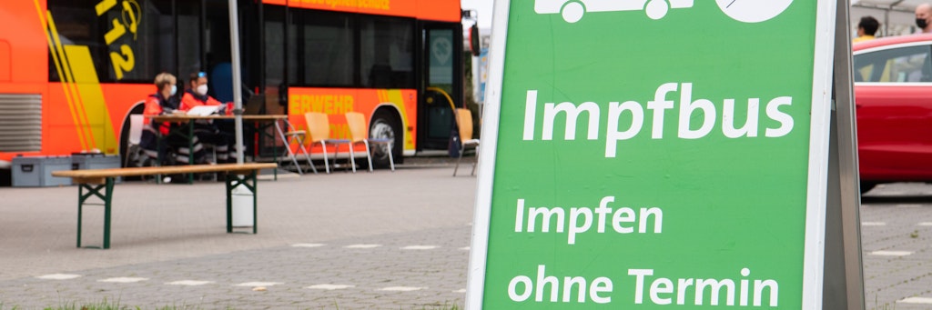 Mobiler Impfbus für Impfungen gegen das Coronavirus - trotz vieler Möglichkeiten ist das Impftempo in Deutschland eher mau.