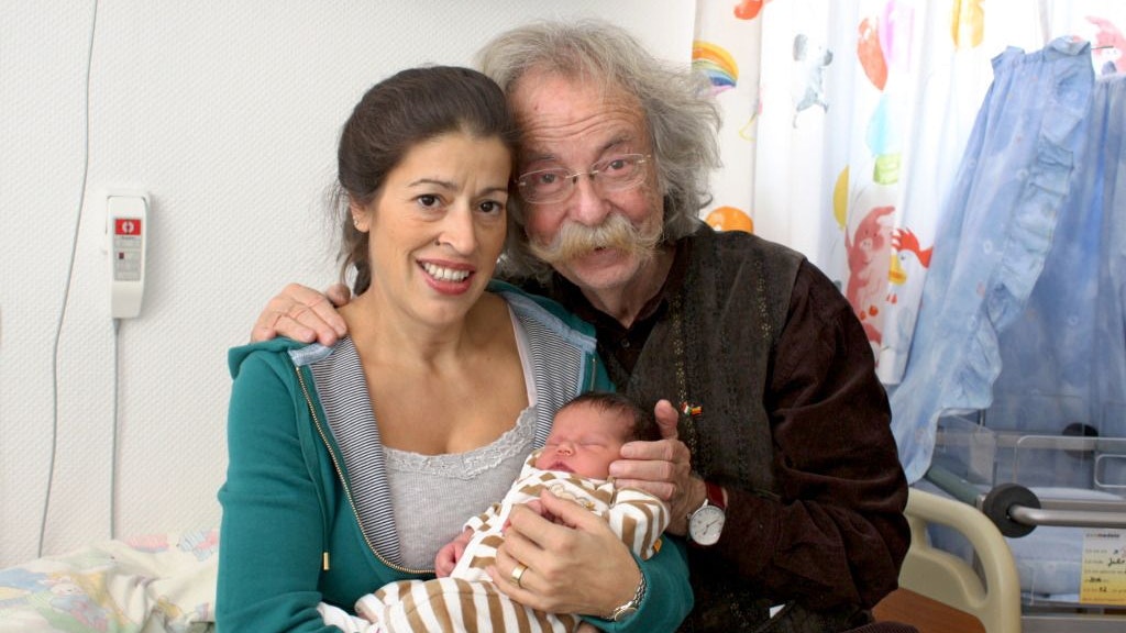 Jean Pütz und seine Frau Pina halten im Oktober 2010 in Essen ihre Tochter Julie Josephine im Arm.