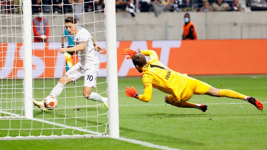 Mesut Özil trifft bei seiner Deutschland-Rückkehr für Fenerbahce gegen Eintracht Frankfurt in der Europa League zum 1:0. 