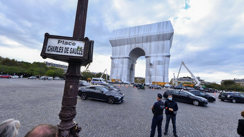 Das Pariser Wahrzeichen, wie Christo es sich wünschte. 
