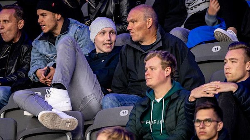 Der 17-jährige Luis sitzt gemeinsam mit seinem Vater auf der Tribüne.
