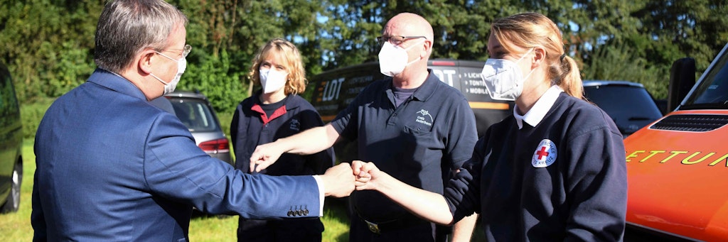 Armin Laschet bedankete sich bei den Sanitätern, die den Kommunalpolitiker behandelt hatten.