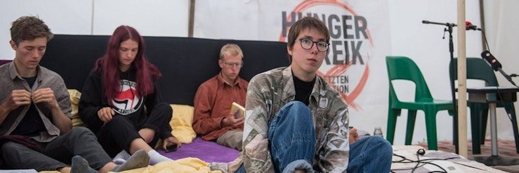 Lina Eichler (vorn) trat vor dem Reichstag mit anderen Aktivisten in den Hungerstreik.
