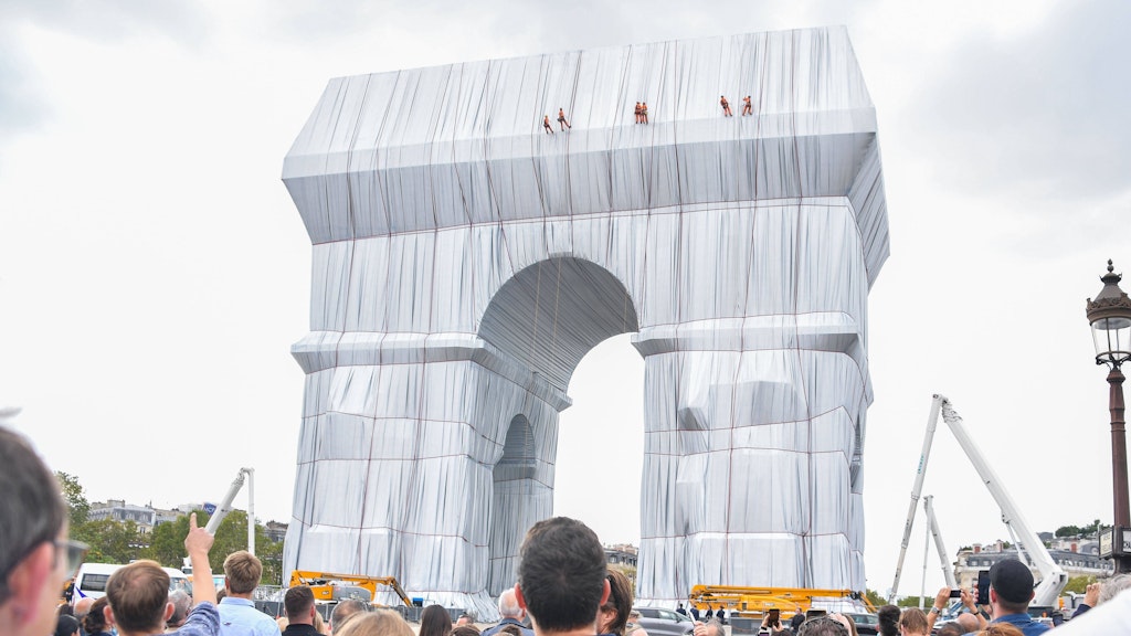 Der Pariser Triumphbogen in einem neuen Look.