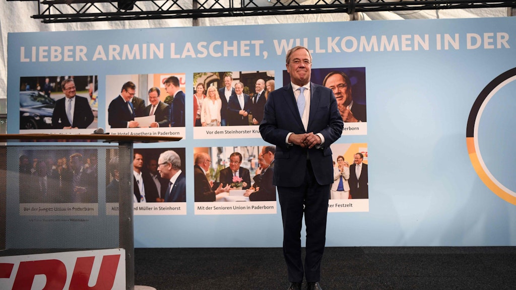 Armin Laschet sichtlich geschockt bei seinem Auftritt in Delbrück (NRW). 