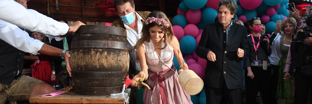 Cathy Hummels zapft bei der „Wiesn Wiesn Charity Night“ an. Bei der Veranstaltung werden Spenden zugunsten der Stiftung Deutsche Depressionshilfe gesammelt.