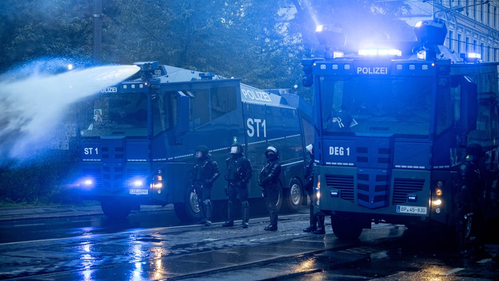 Die Polizei setzte Wasserwerfer ein.