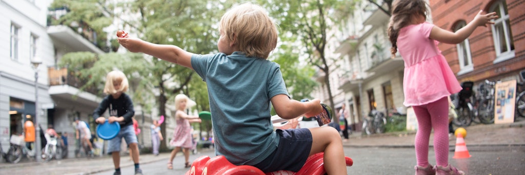 Kinder spielen auf der ersten temporären Spielstraße in Berlin. Der 22. September ist der internationale Autofreie Tag (World Car Free Day), an dem weltweit Aktionen zum Thema autofreie Mobilität stattfinden.