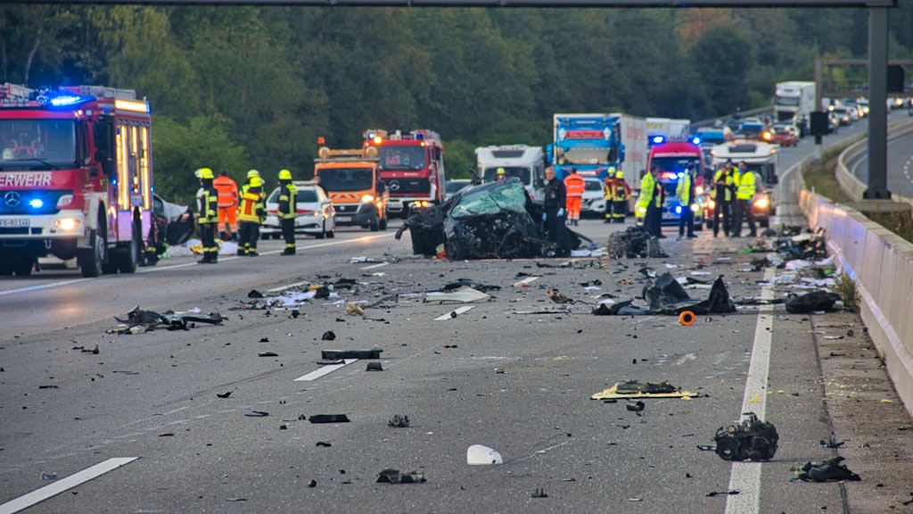 Die Autobahn 5 gleicht nach dem Unfall einem Trümmerfeld.