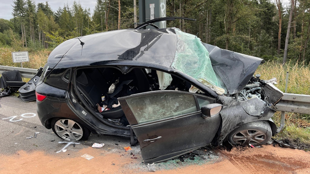 Völlig zerstörtes Fahrzeug auf der A5 bei Friedberg.