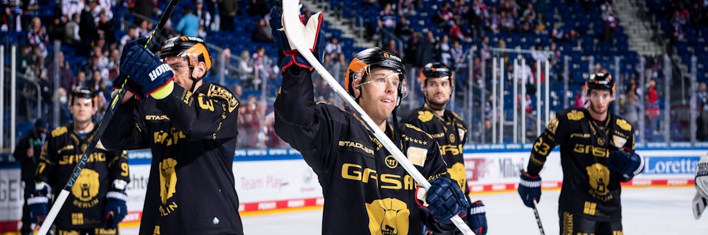 Die Schwarz-Gold-Kluft bringt kein Glück: Sichtlich bedient bedanken sich die Eisbären nach der Pleite gegen Mannheim bei den Fans. 