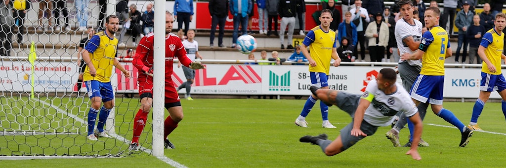 Artistischer Einsatz von Andreas Pollasch, der für den BFC Dynamo das 1:0 in Luckenwalde erzielte.