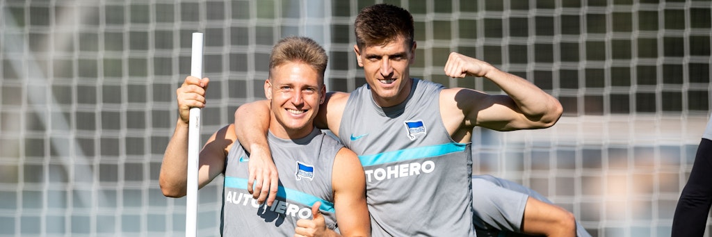 Lässt im Training bereits mit Santiago Ascacibar (l.) die Muskeln spielen und ist bereit für sein Comeback: Hertha-Stürmer Kris Piatek.