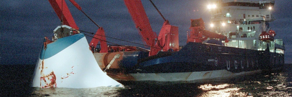 Bergungsarbeiten am Wrack der Estonia im November 1994: das abgerissene Bugvisier wird geborgen. (Archivbild)