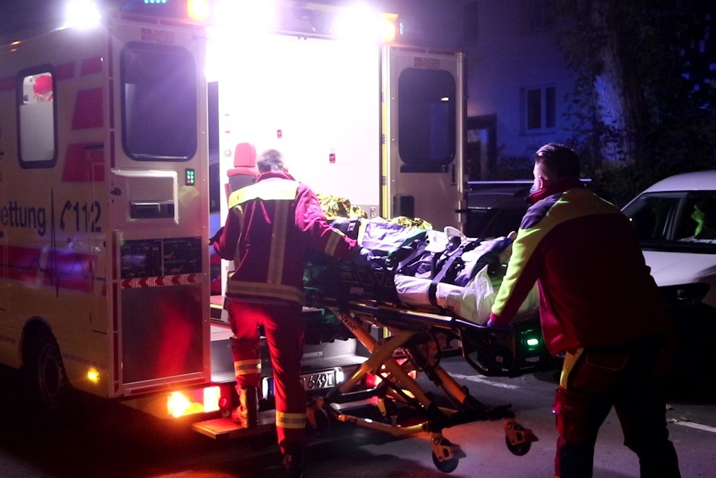 Der angeschossene Mann wird ins Krankenhaus gebracht.