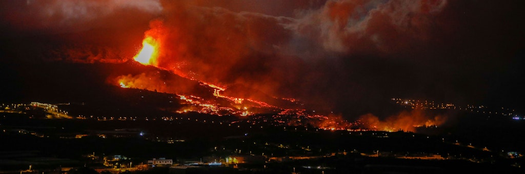 Lava schießt aus dem Cumbre Vieja auf der Kanareninsel La Palma. 