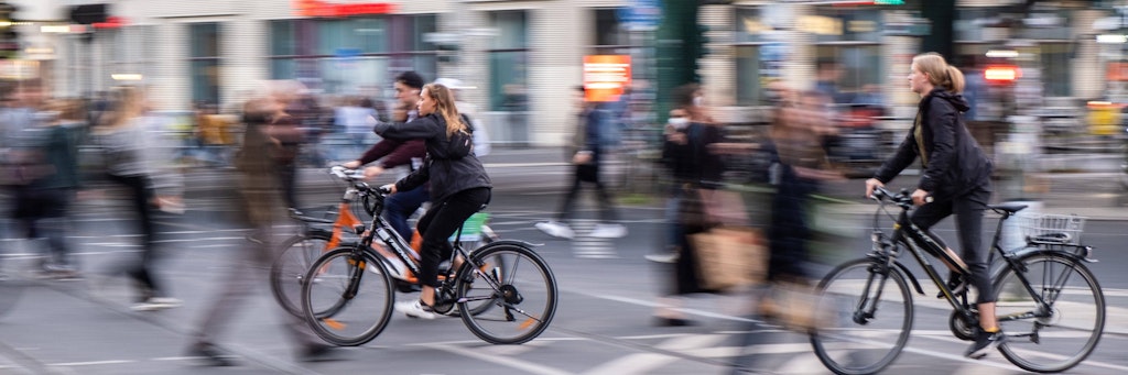 Radfahrer auf der Kreuzung Schönhauser Allee/Eberswalder/ Danziger Straße. Am U-Bahnhof soll der neue Radfahrstreifen auf der Schönhauser Allee beginnen.