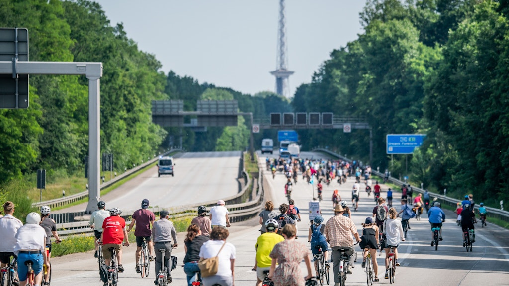 Die Teilnehmer der Fahrraddemo von Extinction Rebellion aus Potsdam für eine schnelle Verkehrswende und die Einrichtung von Fahrradautobahnen nach Berlin werden über die Avus in die Innenstadt fahren. 