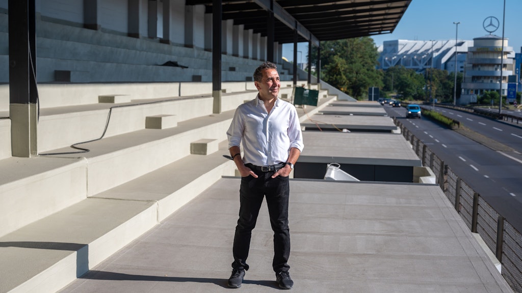 Hamid Djadda, Unternehmer und Bauherr der Avus Tribüne, steht auf der Baustelle der ehemaligen Tribüne an der Avus. 