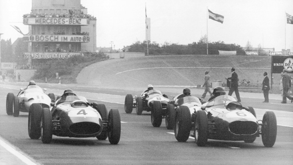 Tony Brooks (vorn links, Nr. 4) und Dan Gurney (Nr. 6), beide auf Ferrari, starten in der ersten Reihe zum zweiten Lauf der Formel 1 um den Großen Preis von Deutschland am 2. August 1959 auf der Berliner Avus. 
