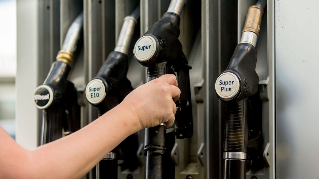 Super E10 kostet derzeit im bundesweiten Durchschnitt 1,56 Euro pro Liter, Dieselfahrer zahlen 1,39 Euro pro Liter (Stand 15.9.2021). Und es wird noch teurer