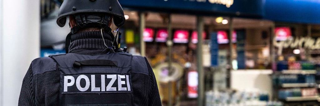 Ein Polizist sichert am frühen Morgen eine Tankstelle. Ein Angestellter der Tankstelle war in Idar-Oberstein in Rheinland-Pfalz von einem mit einer Pistole bewaffneten Mann erschossen worden. 