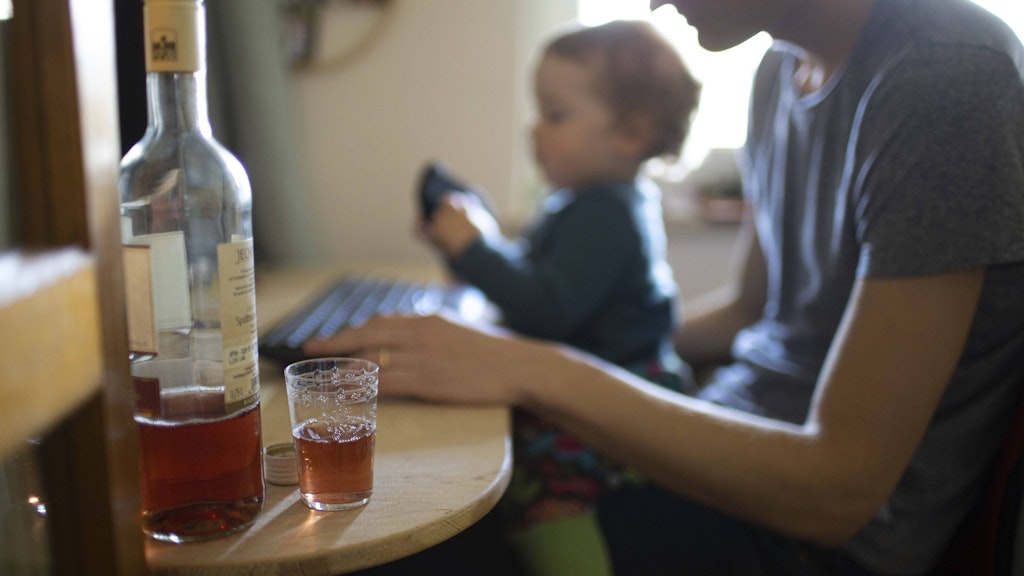 Alkohol ist für Säuglinge und Kleinkinder auch gefährlich, wenn Väter ihn trinken.