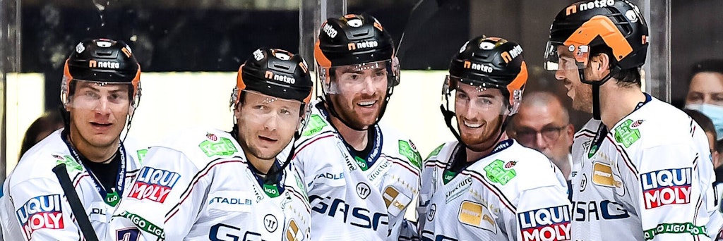Die Eisbären freuen sich über den dritten Sieg im dritten Auswärtsspiel der Saison, machen Straubings wilde Tiger zu Schmusekätzchen.