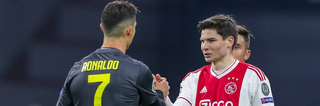 Herthas Jurgen Ekkelenkamp foulte Cristiano Ronaldo bei seinem Champions-League-Debüt und klatschte danach mit dem Weltstar ab.