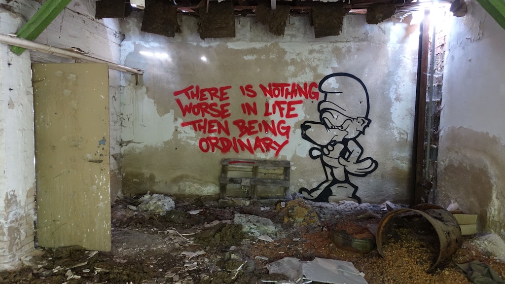 In den Ruinen haben sich inzwischen Graffiti-Sprayer verewigt – wie hier der Berliner Street-Art-Künstler Tobo.