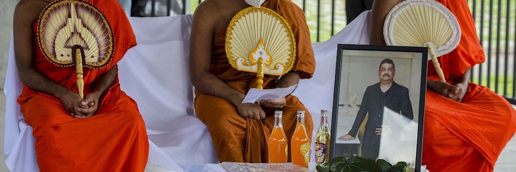 Buddhistische Mönche bei der Beerdigung des berühmten Schamanen Eliyantha White