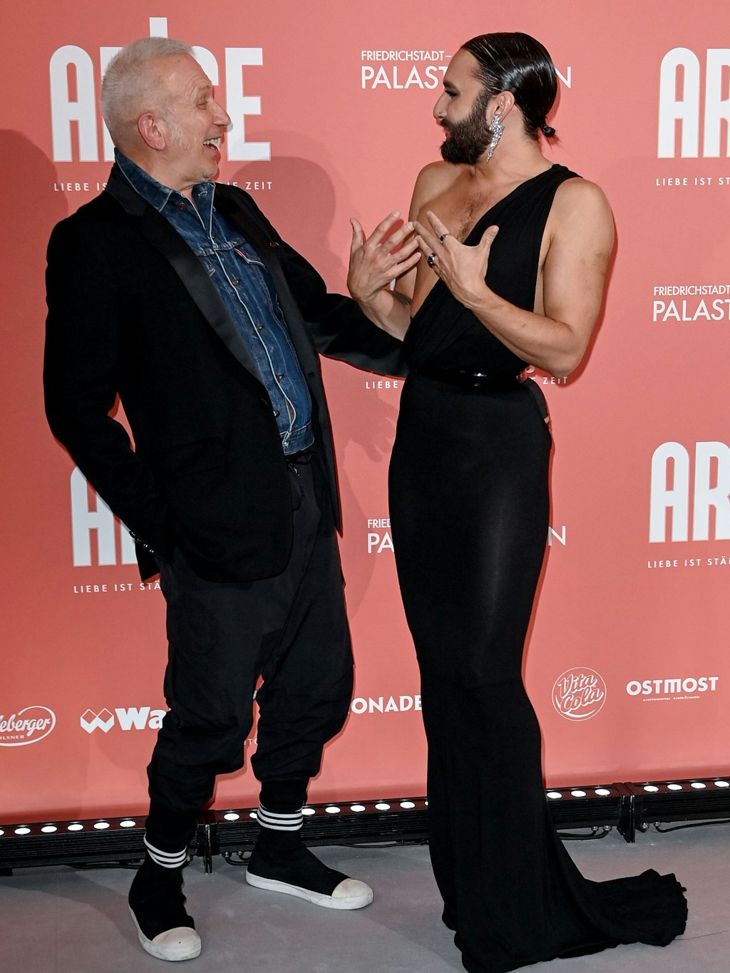 Jean Paul Gaultier (l.) und Conchita Wurst begrüßen sich auf der Premiere der neuen Show „Arise“ im Friedrichstadt-Palast. 